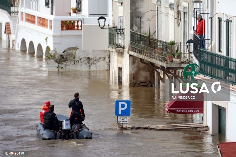O Rio Sado inundou a zona ribeirinha devido ao mau tempo, em Alcácer do Sal, 05 de fevereiro de 2026. Onze pessoas morreram em Portugal desde a semana passada na sequência da passagem das depressões Kristin e Leonardo, que provocaram também algumas centenas de feridos e desalojados. RUI MINDERICO/LUSA