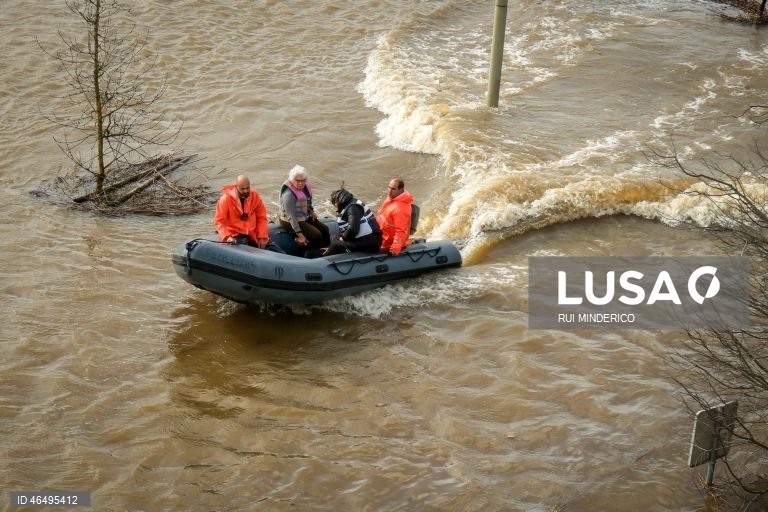 Populares são resgatados num bote por elementos dos bombeiros, durante a cheia do Rio Sado que inundou a zona ribeirinha devido ao mau tempo, em Alcácer do Sal, 05 de fevereiro de 2026. Onze pessoas morreram em Portugal desde a semana passada na sequência da passagem das depressões Kristin e Leonardo, que provocaram também algumas centenas de feridos e desalojados. RUI MINDERICO/LUSA