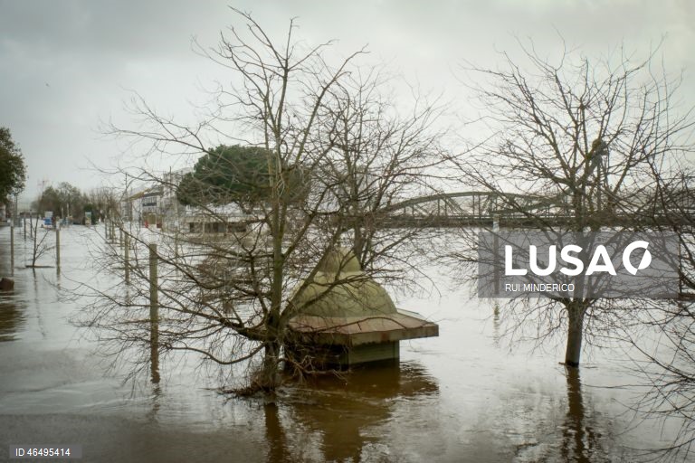 O Rio Sado inundou a zona ribeirinha devido ao mau tempo, em Alcácer do Sal, 05 de fevereiro de 2026. Onze pessoas morreram em Portugal desde a semana passada na sequência da passagem das depressões Kristin e Leonardo, que provocaram também algumas centenas de feridos e desalojados. RUI MINDERICO/LUSA