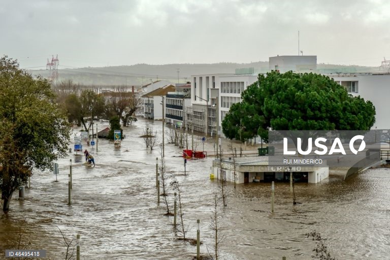 O Rio Sado inundou a zona ribeirinha devido ao mau tempo, em Alcácer do Sal, 05 de fevereiro de 2026. Onze pessoas morreram em Portugal desde a semana passada na sequência da passagem das depressões Kristin e Leonardo, que provocaram também algumas centenas de feridos e desalojados. RUI MINDERICO/LUSA