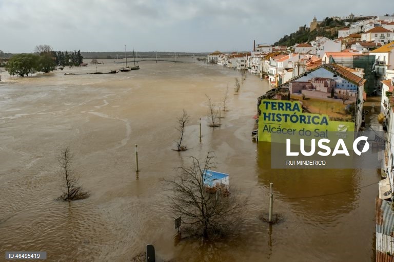O Rio Sado inundou a zona ribeirinha devido ao mau tempo, em Alcácer do Sal, 05 de fevereiro de 2026. Onze pessoas morreram em Portugal desde a semana passada na sequência da passagem das depressões Kristin e Leonardo, que provocaram também algumas centenas de feridos e desalojados. RUI MINDERICO/LUSA
