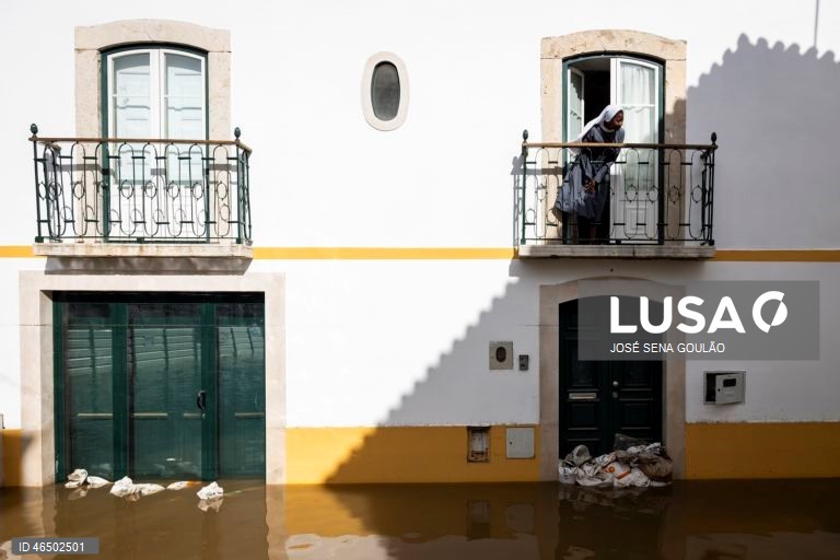 Cheias em Alcácer do Sal.Treze pessoas morreram em Portugal desde a semana passada na sequência da passagem das depressões Kristin e Leonardo, que provocaram também muitas centenas de feridos e desalojados. 