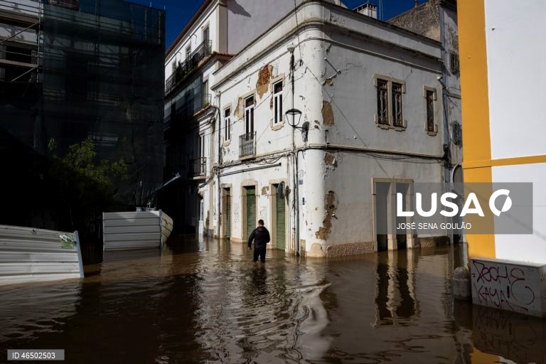 Cheias em Alcácer do Sal.Treze pessoas morreram em Portugal desde a semana passada na sequência da passagem das depressões Kristin e Leonardo, que provocaram também muitas centenas de feridos e desalojados. 