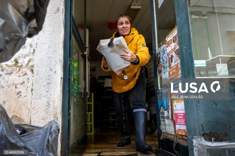 Cheias em Alcácer do Sal.Treze pessoas morreram em Portugal desde a semana passada na sequência da passagem das depressões Kristin e Leonardo, que provocaram também muitas centenas de feridos e desalojados. 