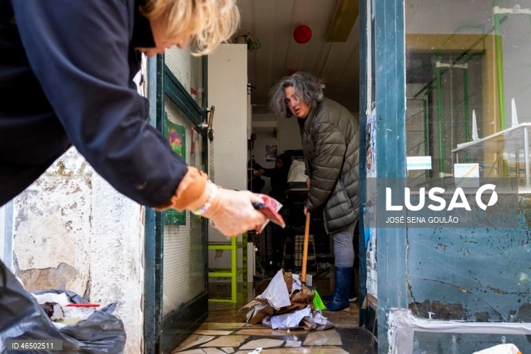 Cheias em Alcácer do Sal.Treze pessoas morreram em Portugal desde a semana passada na sequência da passagem das depressões Kristin e Leonardo, que provocaram também muitas centenas de feridos e desalojados. 