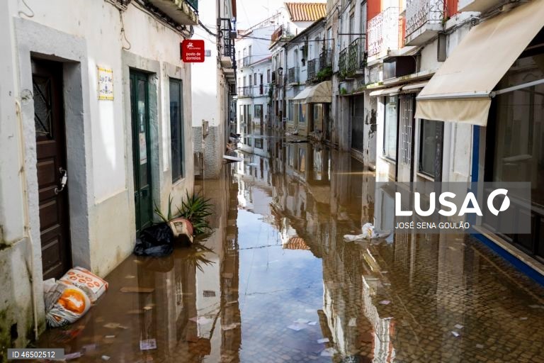Cheias em Alcácer do Sal.Treze pessoas morreram em Portugal desde a semana passada na sequência da passagem das depressões Kristin e Leonardo, que provocaram também muitas centenas de feridos e desalojados. 