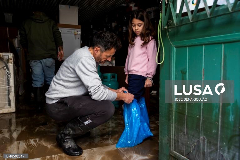 Cheias em Alcácer do Sal.Treze pessoas morreram em Portugal desde a semana passada na sequência da passagem das depressões Kristin e Leonardo, que provocaram também muitas centenas de feridos e desalojados. 