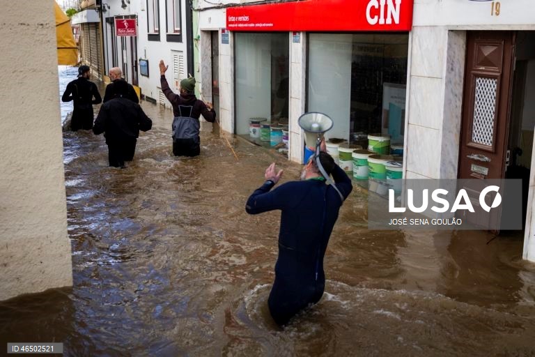Cheias em Alcácer do Sal.Treze pessoas morreram em Portugal desde a semana passada na sequência da passagem das depressões Kristin e Leonardo, que provocaram também muitas centenas de feridos e desalojados. 