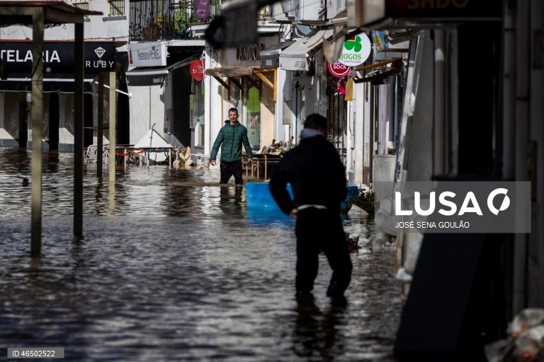 Cheias em Alcácer do Sal.Treze pessoas morreram em Portugal desde a semana passada na sequência da passagem das depressões Kristin e Leonardo, que provocaram também muitas centenas de feridos e desalojados. 