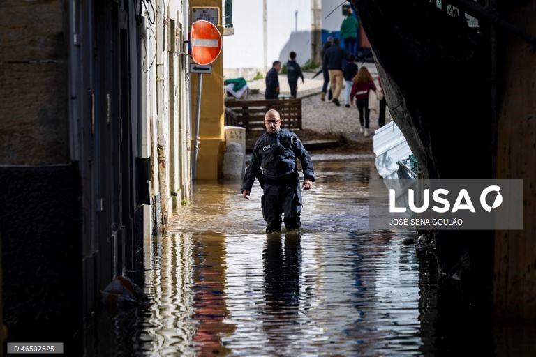 Cheias em Alcácer do Sal.Treze pessoas morreram em Portugal desde a semana passada na sequência da passagem das depressões Kristin e Leonardo, que provocaram também muitas centenas de feridos e desalojados. 