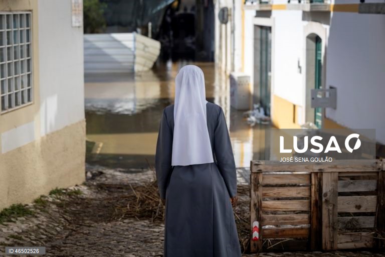 Cheias em Alcácer do Sal.Treze pessoas morreram em Portugal desde a semana passada na sequência da passagem das depressões Kristin e Leonardo, que provocaram também muitas centenas de feridos e desalojados. 