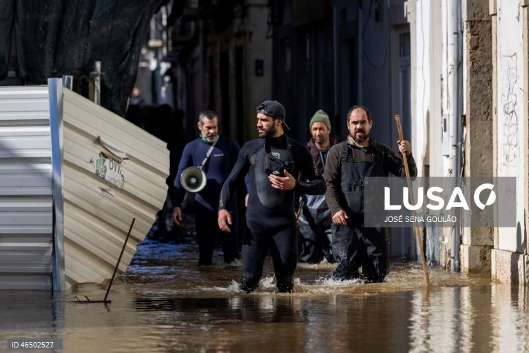 Cheias em Alcácer do Sal.Treze pessoas morreram em Portugal desde a semana passada na sequência da passagem das depressões Kristin e Leonardo, que provocaram também muitas centenas de feridos e desalojados. 