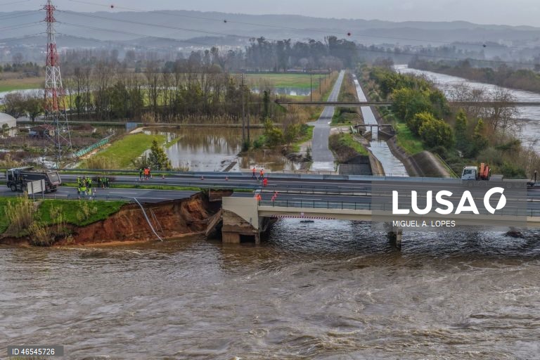 m troço da A1 desabou na quarta-feira à noite na sequência do rompimento do dique nos Casais, em Coimbra
