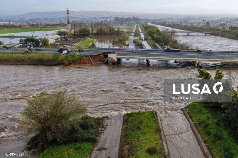 m troço da A1 desabou na quarta-feira à noite na sequência do rompimento do dique nos Casais, em Coimbra