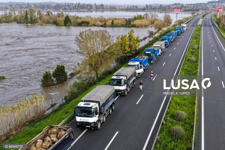 m troço da A1 desabou na quarta-feira à noite na sequência do rompimento do dique nos Casais, em Coimbra