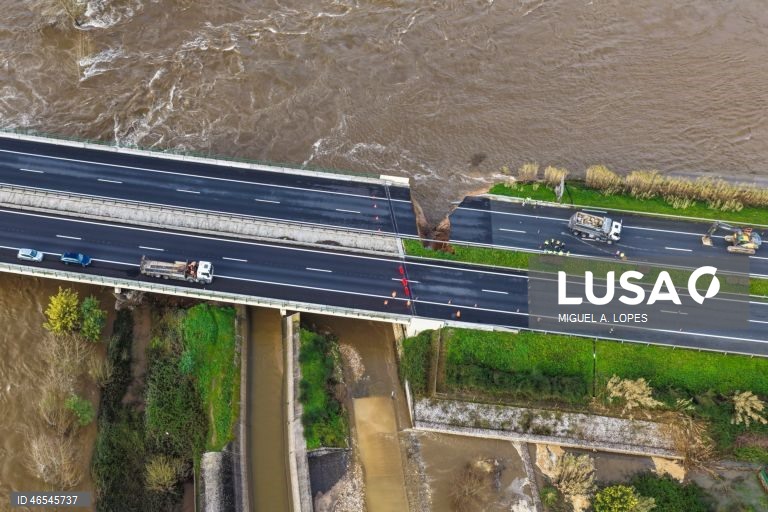 m troço da A1 desabou na quarta-feira à noite na sequência do rompimento do dique nos Casais, em Coimbra