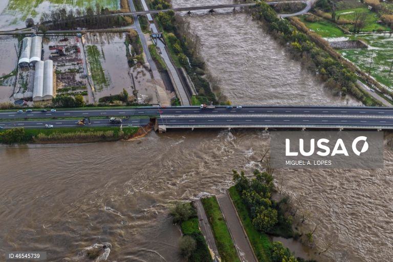 m troço da A1 desabou na quarta-feira à noite na sequência do rompimento do dique nos Casais, em Coimbra
