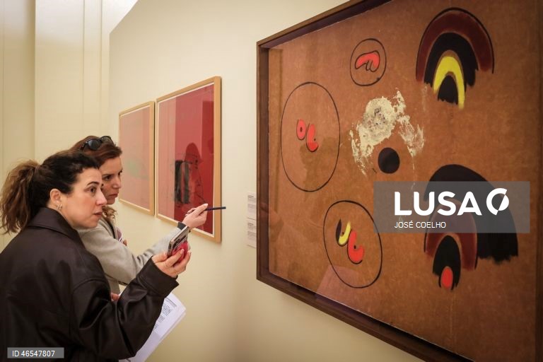 Visita de imprensa e inauguração da exposição "Afinidades Coletivas: Joan Miró e a Arte Contemporânea na Coleção do Museu de Serralves ", Museu de Serralves, Porto, 12 de fevereiro de 2026. Dividida em 09 capítulos, a exposição volta a mostrar a Coleção Miró depositada em Serralves, desta vez em diálogo com obras de Helena Almeida, Marcel Broodthaers, Pedro Calapez, Luisa Cunha, Ana Hatherly, Anselm Kiefer, Robert Morris, Julião Sarmento, Thomas Schütte ou Angelo de Sousa. JOSÉ COELHO/LUSA