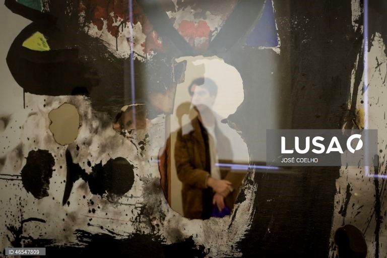 Visita de imprensa e inauguração da exposição "Afinidades Coletivas: Joan Miró e a Arte Contemporânea na Coleção do Museu de Serralves ", Museu de Serralves, Porto, 12 de fevereiro de 2026. Dividida em 09 capítulos, a exposição volta a mostrar a Coleção Miró depositada em Serralves, desta vez em diálogo com obras de Helena Almeida, Marcel Broodthaers, Pedro Calapez, Luisa Cunha, Ana Hatherly, Anselm Kiefer, Robert Morris, Julião Sarmento, Thomas Schütte ou Angelo de Sousa. JOSÉ COELHO/LUSA