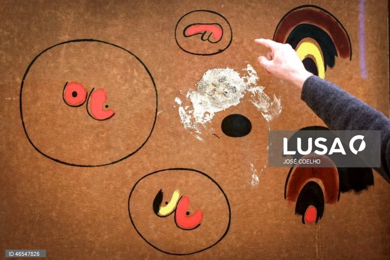 Visita de imprensa e inauguração da exposição "Afinidades Coletivas: Joan Miró e a Arte Contemporânea na Coleção do Museu de Serralves ", Museu de Serralves, Porto, 12 de fevereiro de 2026. Dividida em 09 capítulos, a exposição volta a mostrar a Coleção Miró depositada em Serralves, desta vez em diálogo com obras de Helena Almeida, Marcel Broodthaers, Pedro Calapez, Luisa Cunha, Ana Hatherly, Anselm Kiefer, Robert Morris, Julião Sarmento, Thomas Schütte ou Angelo de Sousa. JOSÉ COELHO/LUSA