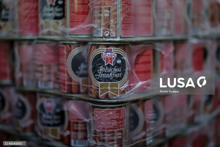 Processo de fabricação de salsichas na fábrica de Indústria e Comércio de Carnes, Sicasal, em Vila Franca do Rosário, Mafra.