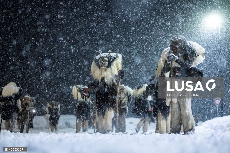Suíça: Tradicional desfile de Carnaval no Vale de Loetschental