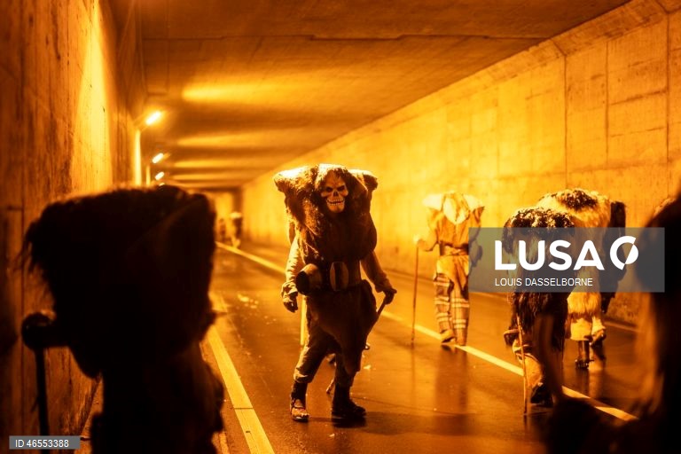 Suíça: Tradicional desfile de Carnaval no Vale de Loetschental