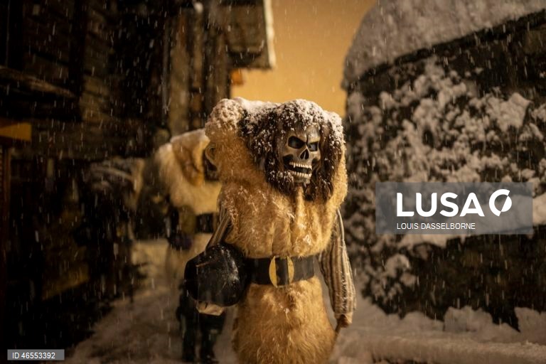Suíça: Tradicional desfile de Carnaval no Vale de Loetschental