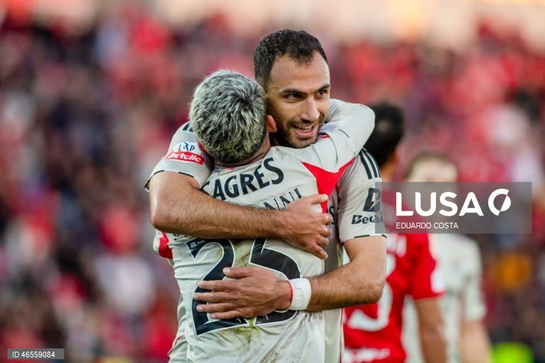 O Benfica foi vencer hoje aos Açores o Santa Clara por 2-1, no jogo que abriu a 22.ª jornada da I Liga de futebol, resultado que deixa os 'encarnados' mais próximos de FC Porto e Sporting.