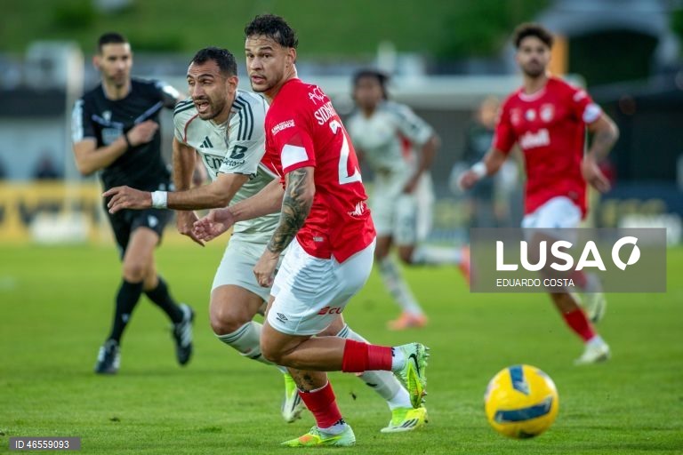 O Benfica foi vencer hoje aos Açores o Santa Clara por 2-1, no jogo que abriu a 22.ª jornada da I Liga de futebol, resultado que deixa os 'encarnados' mais próximos de FC Porto e Sporting.
