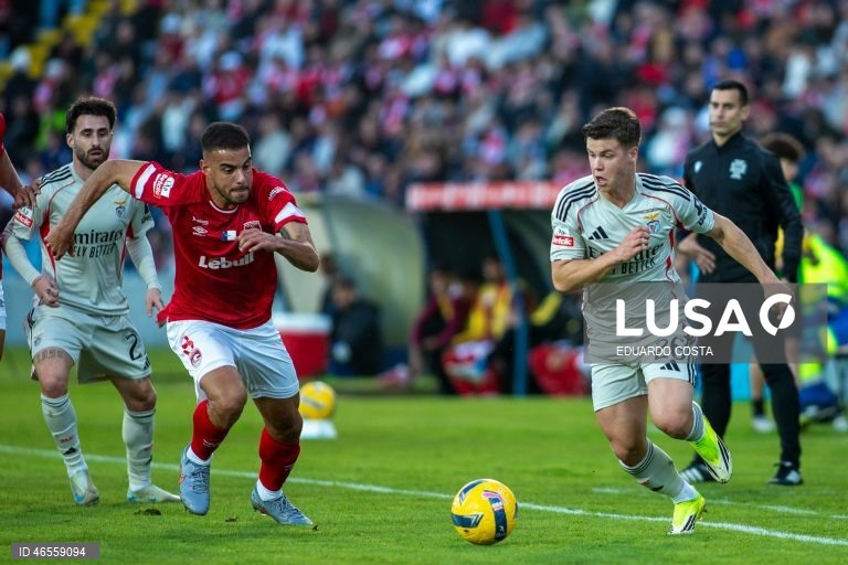 O Benfica foi vencer hoje aos Açores o Santa Clara por 2-1, no jogo que abriu a 22.ª jornada da I Liga de futebol, resultado que deixa os 'encarnados' mais próximos de FC Porto e Sporting.