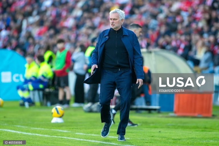 O Benfica foi vencer hoje aos Açores o Santa Clara por 2-1, no jogo que abriu a 22.ª jornada da I Liga de futebol, resultado que deixa os 'encarnados' mais próximos de FC Porto e Sporting.