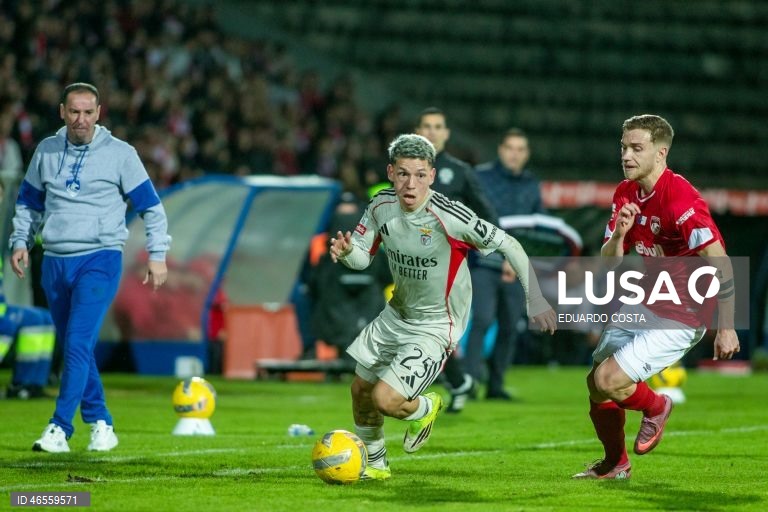 O Benfica foi vencer hoje aos Açores o Santa Clara por 2-1, no jogo que abriu a 22.ª jornada da I Liga de futebol, resultado que deixa os 'encarnados' mais próximos de FC Porto e Sporting.
