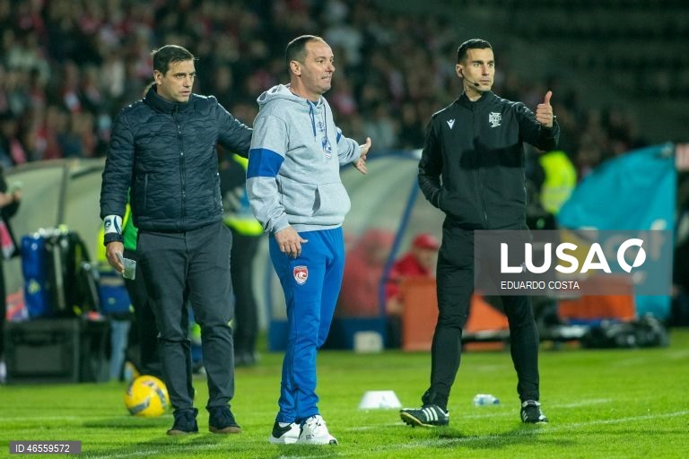 O Benfica foi vencer hoje aos Açores o Santa Clara por 2-1, no jogo que abriu a 22.ª jornada da I Liga de futebol, resultado que deixa os 'encarnados' mais próximos de FC Porto e Sporting.