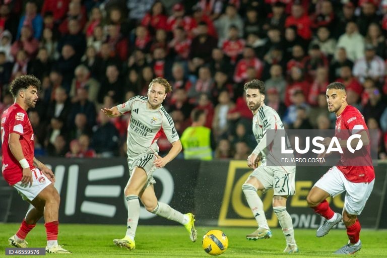 O Benfica foi vencer hoje aos Açores o Santa Clara por 2-1, no jogo que abriu a 22.ª jornada da I Liga de futebol, resultado que deixa os 'encarnados' mais próximos de FC Porto e Sporting.