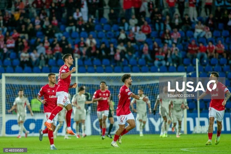O Benfica foi vencer hoje aos Açores o Santa Clara por 2-1, no jogo que abriu a 22.ª jornada da I Liga de futebol, resultado que deixa os 'encarnados' mais próximos de FC Porto e Sporting.