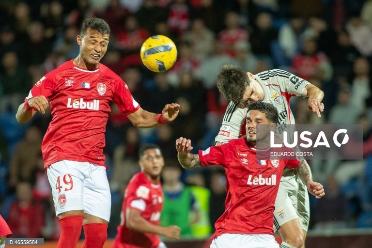 O Benfica foi vencer hoje aos Açores o Santa Clara por 2-1, no jogo que abriu a 22.ª jornada da I Liga de futebol, resultado que deixa os 'encarnados' mais próximos de FC Porto e Sporting.
