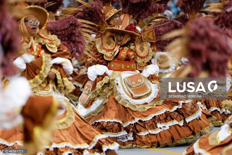 Membros da escola de samba Vai-Vai no primeiro dia dos desfiles da Série Especial no Sambódromo do Anhembí, em São Paulo, Brasil.