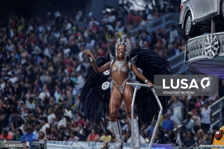 Membros da escola de samba Vai-Vai no primeiro dia dos desfiles da Série Especial no Sambódromo do Anhembí, em São Paulo, Brasil.