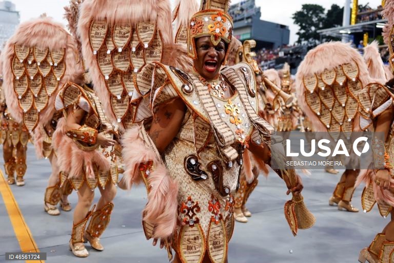 Membros da escola de samba Vai-Vai no primeiro dia dos desfiles da Série Especial no Sambódromo do Anhembí, em São Paulo, Brasil.