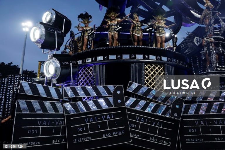 Membros da escola de samba Vai-Vai no primeiro dia dos desfiles da Série Especial no Sambódromo do Anhembí, em São Paulo, Brasil.