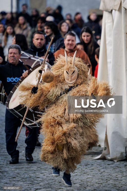 Foliões celebram o Carnaval na vila de Lazarim, Lamego, o entrudo mais genuíno de Portugal, com mascaras marcadas por expressões carrancudas ou demoníacas, acentuadas por orelhas bicudas, cornos afiados, pequenas barbichas, cobras ou sardões.