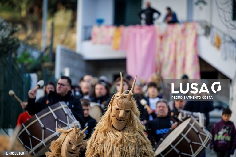 Foliões celebram o Carnaval na vila de Lazarim, Lamego, o entrudo mais genuíno de Portugal, com mascaras marcadas por expressões carrancudas ou demoníacas, acentuadas por orelhas bicudas, cornos afiados, pequenas barbichas, cobras ou sardões.