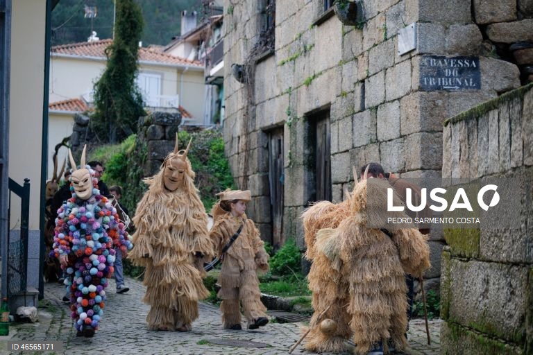 Foliões celebram o Carnaval na vila de Lazarim, Lamego, o entrudo mais genuíno de Portugal, com mascaras marcadas por expressões carrancudas ou demoníacas, acentuadas por orelhas bicudas, cornos afiados, pequenas barbichas, cobras ou sardões.