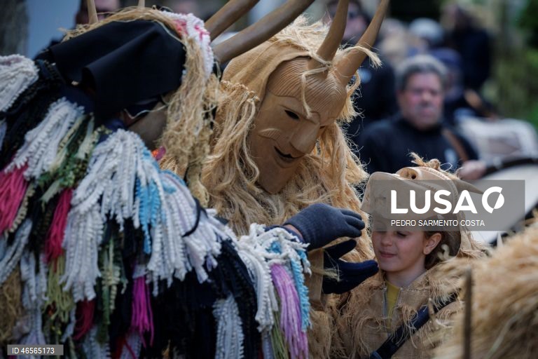 Foliões celebram o Carnaval na vila de Lazarim, Lamego, o entrudo mais genuíno de Portugal, com mascaras marcadas por expressões carrancudas ou demoníacas, acentuadas por orelhas bicudas, cornos afiados, pequenas barbichas, cobras ou sardões.