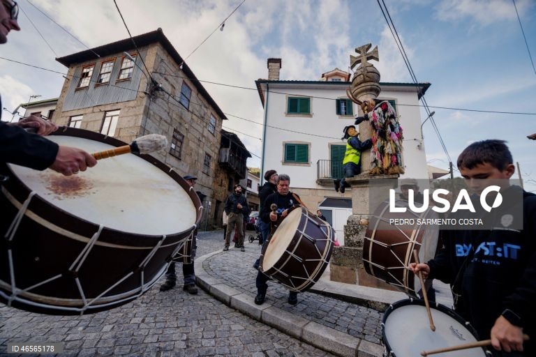 Foliões celebram o Carnaval na vila de Lazarim, Lamego, o entrudo mais genuíno de Portugal, com mascaras marcadas por expressões carrancudas ou demoníacas, acentuadas por orelhas bicudas, cornos afiados, pequenas barbichas, cobras ou sardões.