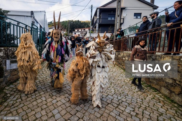 Foliões celebram o Carnaval na vila de Lazarim, Lamego, o entrudo mais genuíno de Portugal, com mascaras marcadas por expressões carrancudas ou demoníacas, acentuadas por orelhas bicudas, cornos afiados, pequenas barbichas, cobras ou sardões.