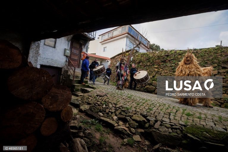 Foliões celebram o Carnaval na vila de Lazarim, Lamego, o entrudo mais genuíno de Portugal, com mascaras marcadas por expressões carrancudas ou demoníacas, acentuadas por orelhas bicudas, cornos afiados, pequenas barbichas, cobras ou sardões.