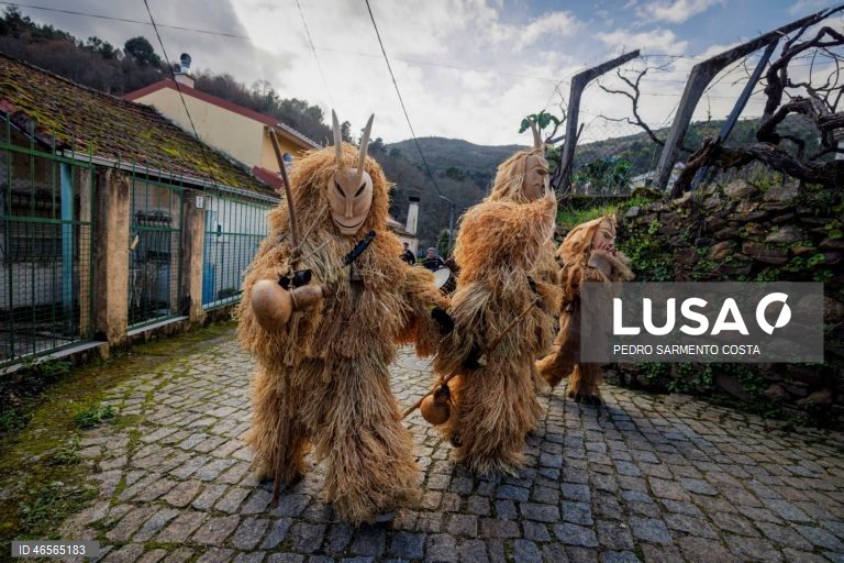 Foliões celebram o Carnaval na vila de Lazarim, Lamego, o entrudo mais genuíno de Portugal, com mascaras marcadas por expressões carrancudas ou demoníacas, acentuadas por orelhas bicudas, cornos afiados, pequenas barbichas, cobras ou sardões.