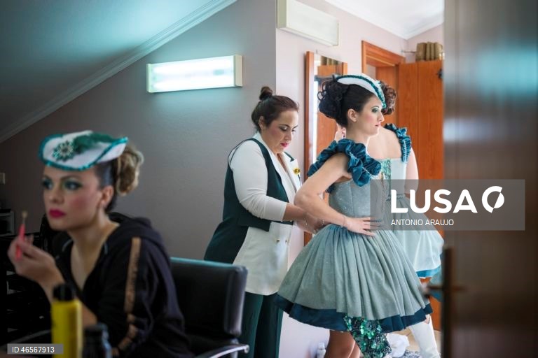 Danças e bailinhos de Carnaval na ilha Terceira, nos Açores, envolvem cerca de 1500 músicos e atores amadores, que atuam, de forma gratuita, durante quatro dias, em mais de três dezenas de salas por toda a ilha, Praia da Vitória, Terceira, Açores.